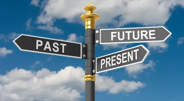 Señalización con flechas indicando "PAST", "PRESENT" y "FUTURE". Una metáfora visual para entender la diferencia entre el present perfect y el past perfect.