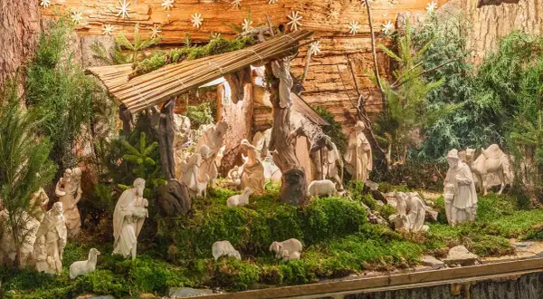 Plan pour fabriquer crèche de Noël : scène de la Nativité avec Marie, Joseph, l'enfant Jésus, des bergers, des moutons et des rois mages.