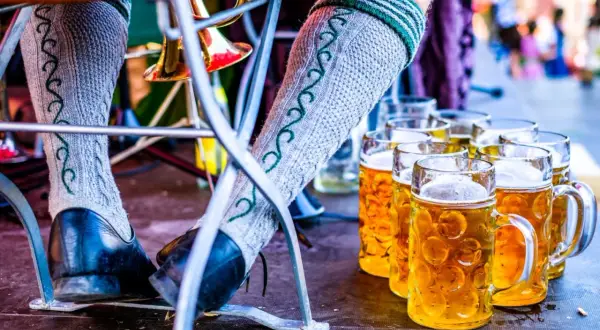 Bicchieri di birra dorata e calze tradizionali, un assaggio dei birrifici Oktoberfest.