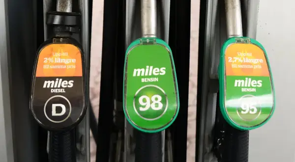 Tre bensinpumpar: diesel, bensin 98 och bensin 95. Bensin 95 ger upp till 2,7% längre körsträcka till samma pris.