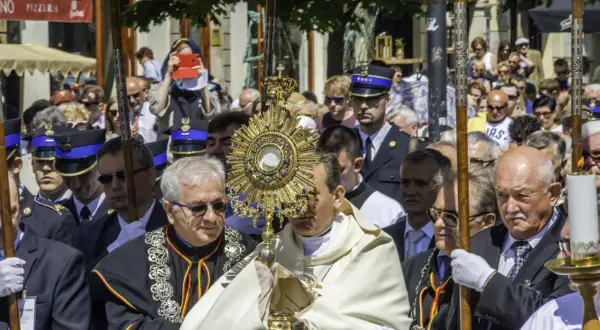 Ile ołtarzy na Boże Ciało? Odkryj ich znaczenie i tradycje