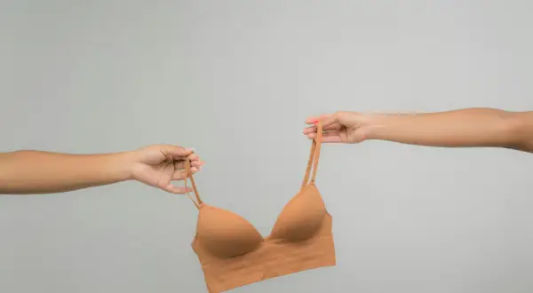 Zbyt duży biustonosz? Dopasuj go idealnie! Poradnik DIY i pro.