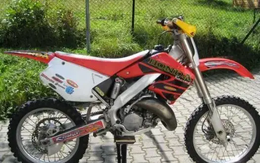 Honda CR 125 ile ma koni? Sprawdź moc i osiągi tego motocykla