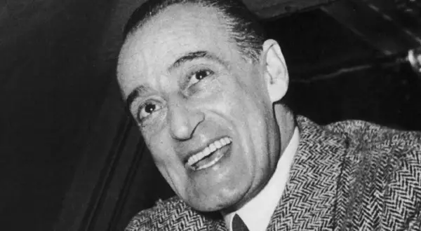 Totò, con il suo sorriso sornione, sembra quasi recitare una poesia sulla morte, un tema che affrontò con la sua consueta ironia.