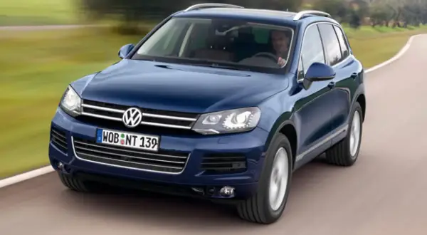 Un Touareg 3.0 V6 TDI azul circula por una carretera. ¿Problemas comunes de este modelo?