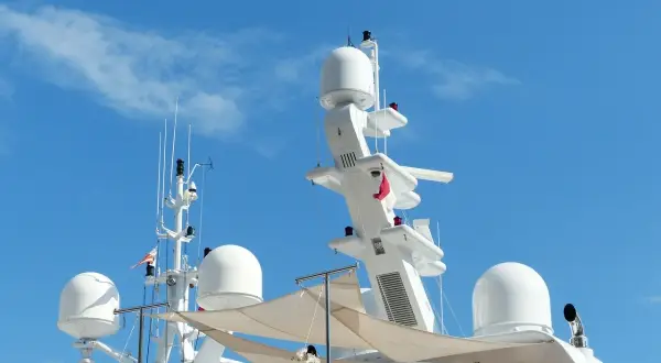 Torre di un superyacht con antenne e cupole, tra cui un radar. Il suo significato è fondamentale per la navigazione sicura.