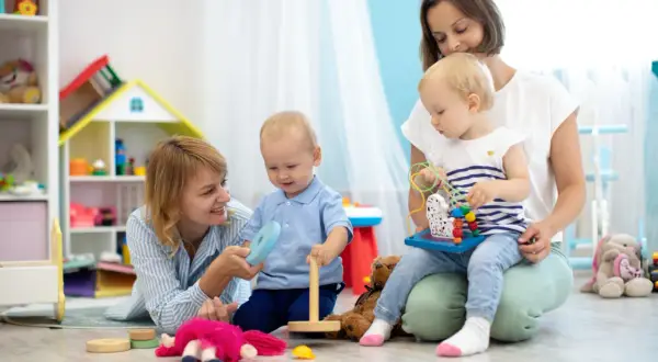 Ile dzieci przypada na jednego opiekuna w żłobku? Ważne przepisy i normy