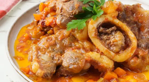 Ossobuco succulento in umido con verdure, un'ottima ossobuco ricetta veloce per un pasto saporito.