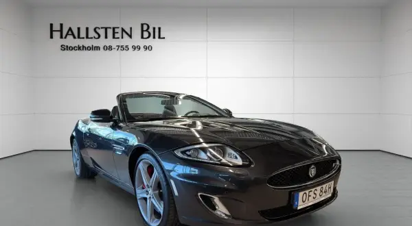 Mörkgrå cabriolet Jaguar XKR till salu hos Hallsten Bil. En sportig dröm som väntar på dig.