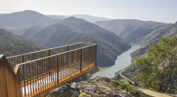 El mirador de Matacas ofrece vistas espectaculares de un río serpenteante entre montañas verdes.