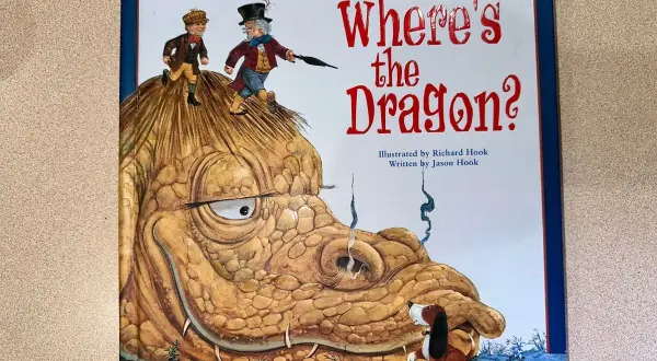 Okładka książki "Where's the Dragon?" z dwoma chłopcami na głowie smoka i psem.