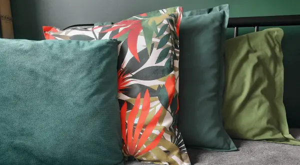 Szycie poduszki dekoracyjnej: poradnik DIY krok po kroku. Stwórz ją sam!