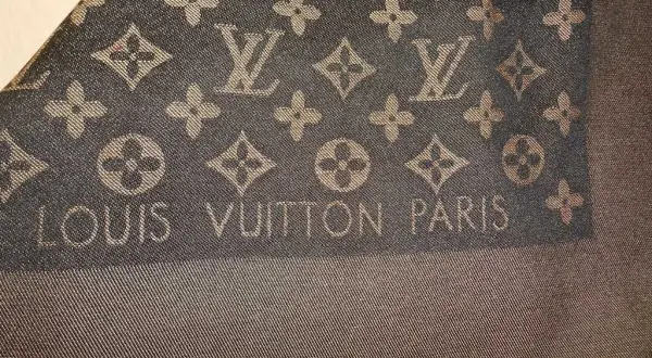 Ceny chust Louis Vuitton w Polsce: Ile kosztuje oryginał?