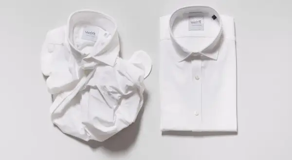 Due camicie bianche, una stropicciata e una perfettamente piegata, mostrano l'arte della camicia.