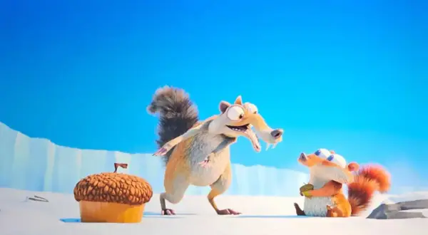 Scrat und ein kleineres Eichhörnchen im Schnee, beide auf der Jagd nach einer riesigen Eichel. Ein Moment aus Ice Age 6.