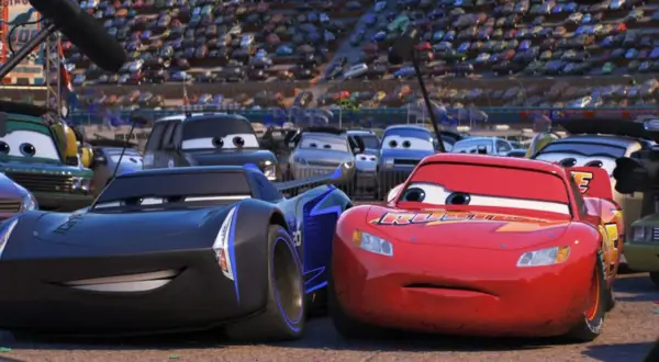 Lightning McQueen und Jackson Storm im Rennen. Fans warten gespannt auf die Cars 4 Release Date.