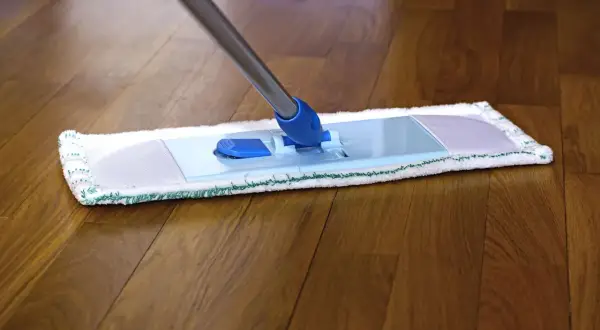 Mop na drewnianym parkiecie. Dowiedz się, czym myć parkiet żeby się błyszczał i nadać mu blask.