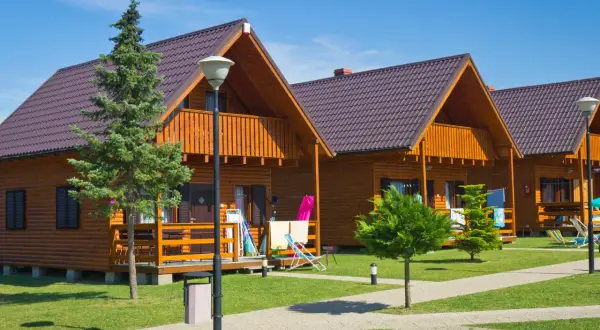 Ile kosztuje budowa domku letniskowego? Sprawdź ceny i porady