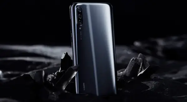 Elegancki Xiaomi Mi 9 Lite na tle kryształów. Sprawdź jego Xiaomi Mi 9 Lite dane techniczne.