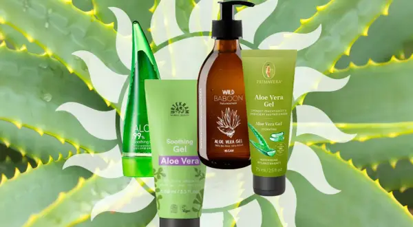 Vier Produkte mit organischem Aloe Vera Gel, umgeben von Aloe-Blättern.