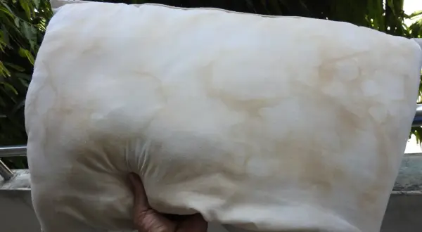 Żółte plamy z poduszek? Pozbądź się ich! Poradnik krok po kroku