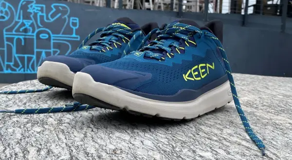 Niebieskie buty Keen z żółtymi akcentami, idealne na wędrówki. Keen to firma znana z wytrzymałego obuwia outdoorowego.