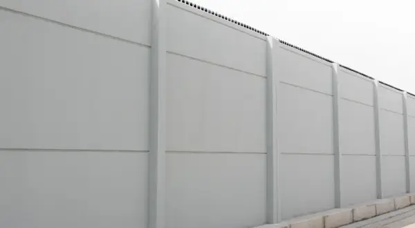 Ile kosztuje płot betonowy w 2026? Uniknij ukrytych kosztów!