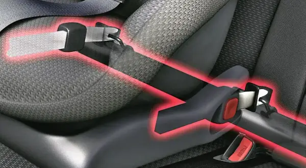 System isofix od kiedy? Widok na pasy bezpieczeństwa w samochodzie, z zaznaczonymi punktami mocowania.