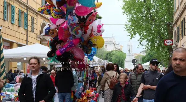 Coloratissimi palloncini animano la fiera di Ancona, tra bancarelle e gente che passeggia.
