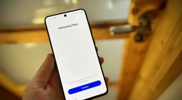 Dłoń trzyma smartfon z ekranem logowania Samsung Pass. Dowiedz się, samsung pass co to jest i jak działa.