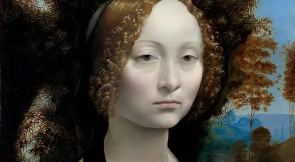 Portret kobiety z kręconymi włosami, przypominający Mona Lisę, na tle tajemniczego krajobrazu.
