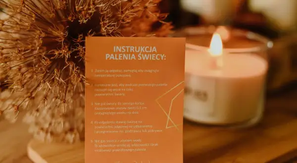 Instrukcja palenia świecy: surowiec na świece, instrukcje dotyczące prawidłowego palenia, aby cieszyć się aromatem.