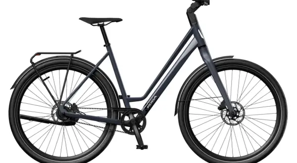 Strakke, donkerblauwe snelle stadsfiets voor heren met riemaandrijving en schijfremmen. Ideaal voor woon-werkverkeer.