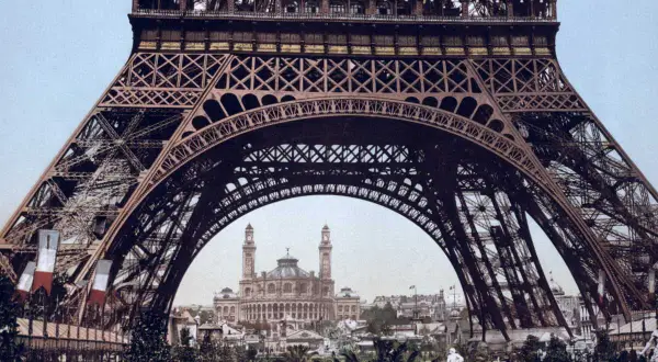 La Tour Eiffel, témoin de l'histoire, se dresse fièrement sur le Champ de Mars, offrant une vue sur le Palais de l'Industrie.
