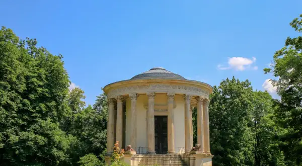Świątynia Sybilli w Puławach, perła architektury w otoczeniu zieleni. Dawne Puławy, stare miasto, zachwyca swoim pięknem.