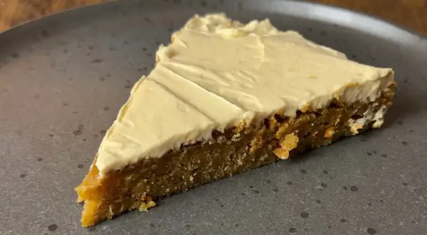 En bit saftig kaka med krämig glasyr, perfekt för att baka med farinsocker.