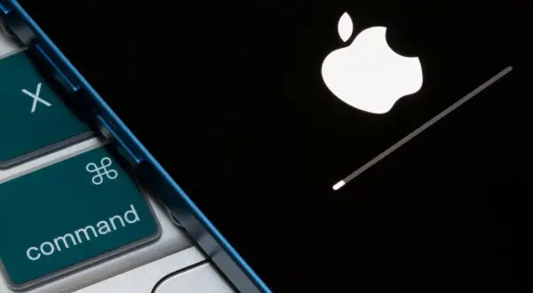 Klawiatura Mac z klawiszem Command i ekran iPhone'a z logo Apple i paskiem postępu. Dowiedz się, jak wyczyścić iPhone.