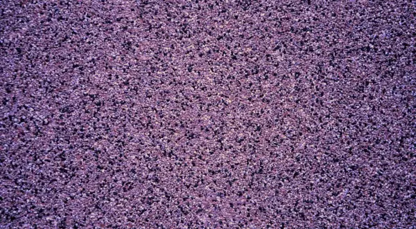 Fioletowy tynk mozaikowy o drobnej ziarnistości. Wydajność 25 kg na ok. 3-4 m², zależnie od grubości warstwy.