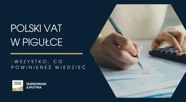 Polski VAT w pigułce: wszystko, co powinieneś wiedzieć o stawkach VAT. Ręka pisze na dokumencie, obok kalkulator.