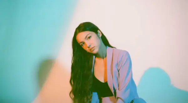 Olivia Rodrigo w pastelowej marynarce, z długimi włosami, jakby pozowała do okładki jednego ze swoich albumów.