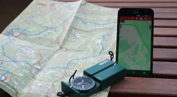 Mappa, bussola e smartphone con navigazione: strumenti essenziali per ogni way point.
