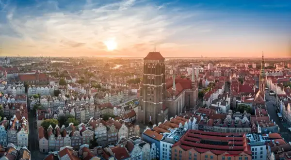 Zachód słońca nad Gdańskiem, ukazujący Bazylikę Mariacką i inne trójmiasto atrakcje.