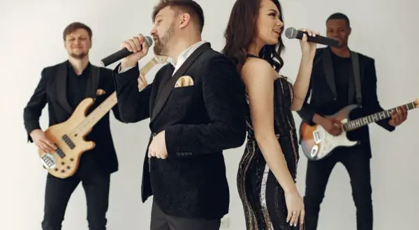DJ czy zespół na wesele – co wybrać, by uniknąć rozczarowania?