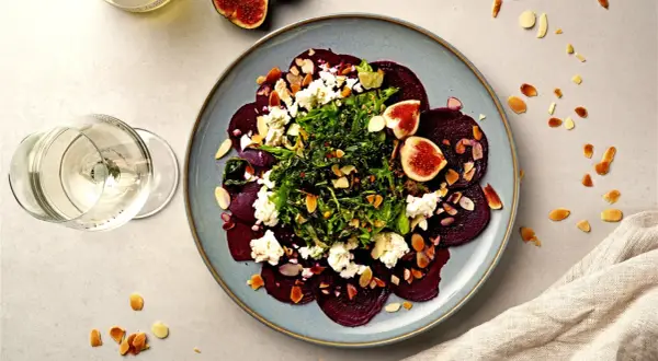 Rote Bete Carpaccio mit Feigen, Ziegenkäse und Mandeln. Ein leichtes Gericht, das den Gaumen erfreut.