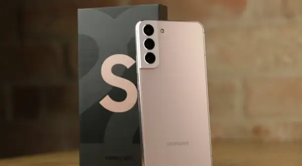 Różowy Samsung S22 Plus obok swojego czarnego pudełka z dużym logo "S".