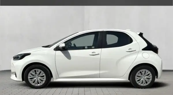 Biała, używana Toyota Yaris z salonu, z czarnymi akcentami, gotowa na nowe przygody.