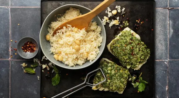 Due filetti di luccio alla griglia con erbe aromatiche e spezie, serviti con riso basmati e ceci.