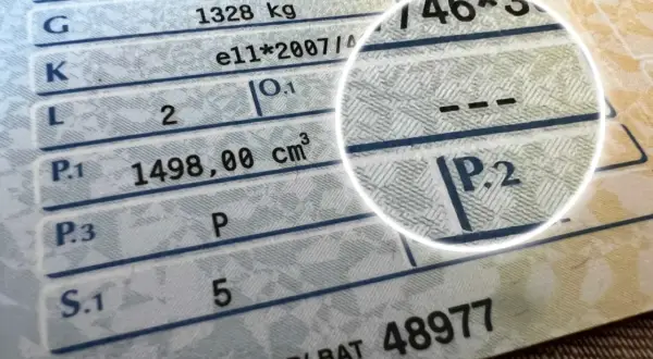 Fragment dowodu rejestracyjnego z zaznaczonym polem P.2, gdzie widnieje wpis "o1 w dowodzie rejestracyjnym".