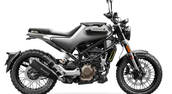 Stylowy motocykl Husqvarna 125 4T w kolorze szarym, z czarnym siedzeniem i detalami w kolorze żółtym. Idealny do miejskich podróży.