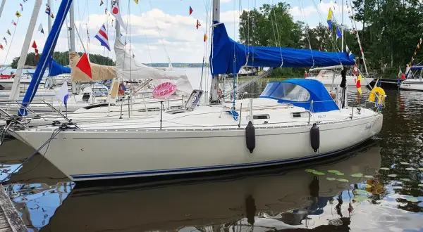 Weiße Segelboote liegen im Hafen, geschmückt mit bunten Flaggen. Eines trägt den Namen "Lady C" und die Kennung "DDL 07". Ein **omega 36**-Boot, bereit für die nächste Ausfahrt.